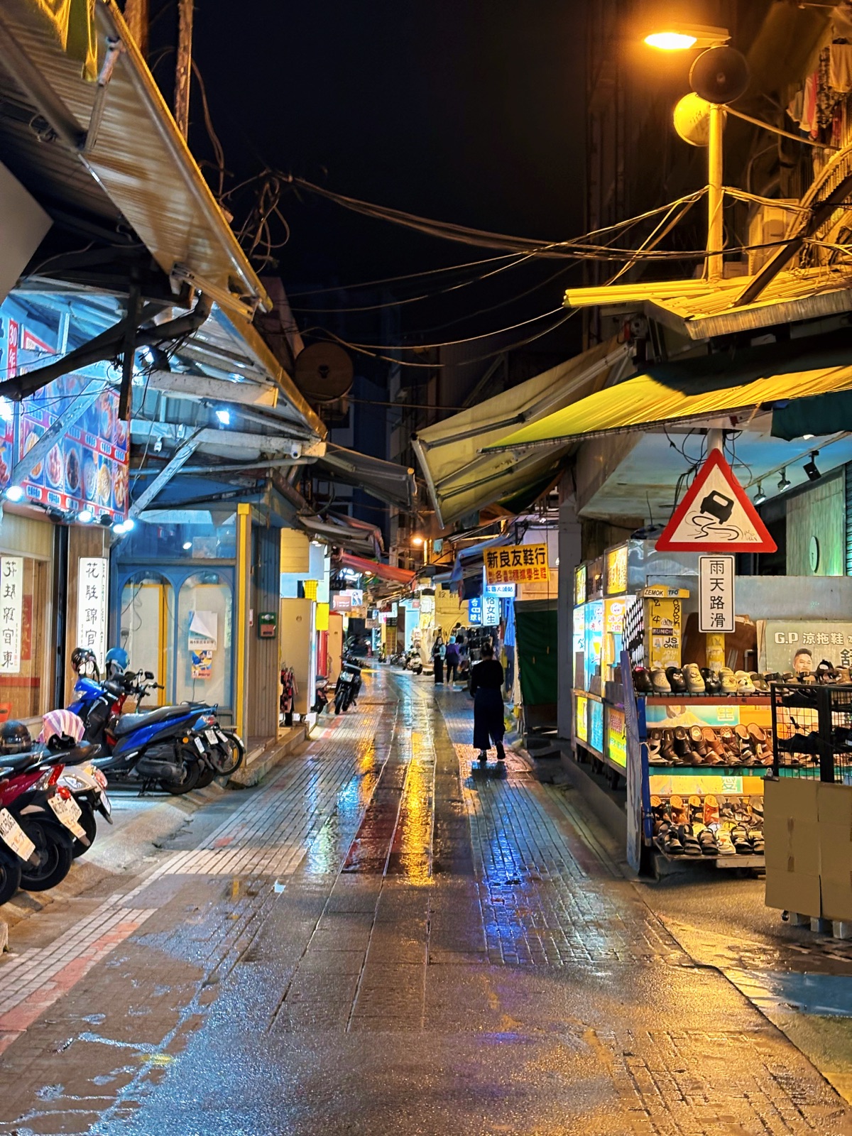 雨夜小巷机车